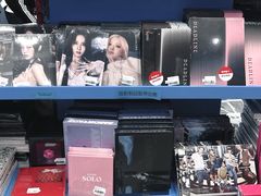 -Love Star追星馆(上海静安大悦城店)