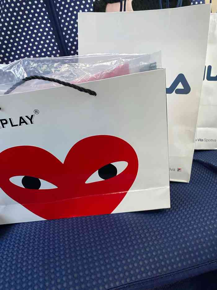 不是日本cdgplay是国内山寨的品牌cdgplay我已经上当了大家不要再被骗