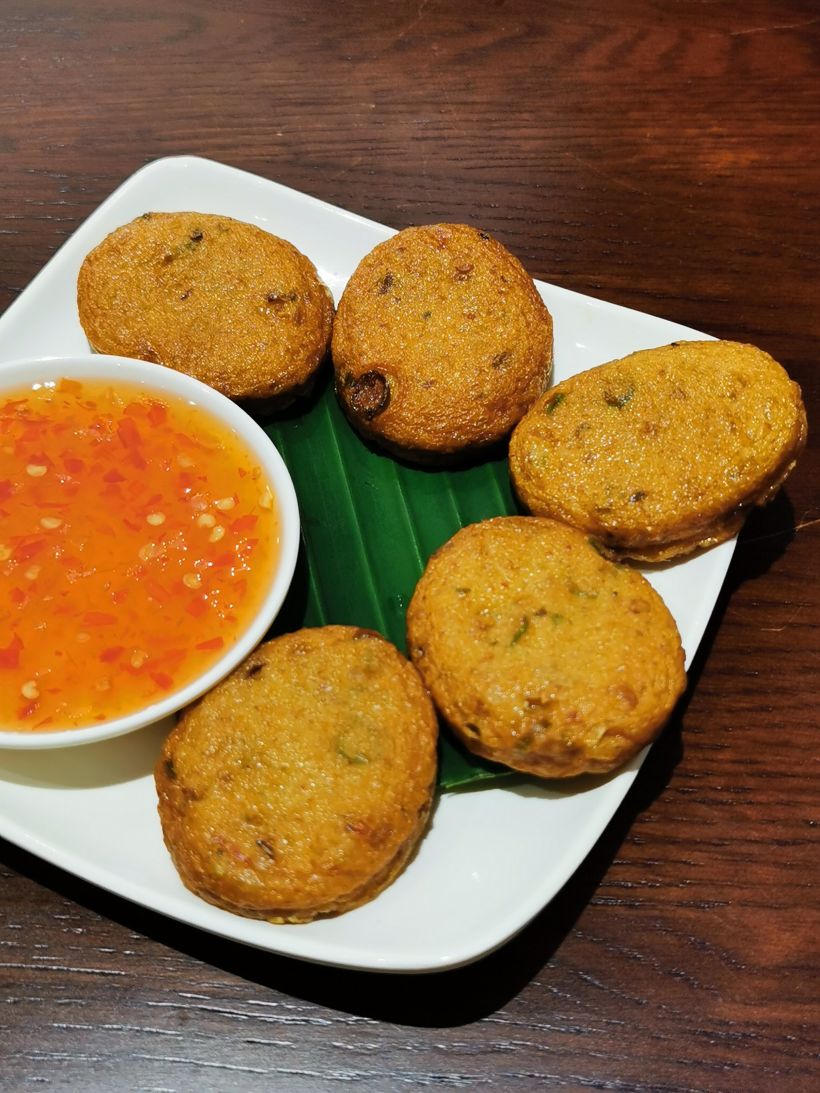 「炸鱼饼」 泰式酸辣酱真的好好吃,用来搭配鱼饼非常合适,鱼饼q弹可口