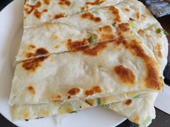 葱油饼-北京龙庆四季香农家饭庄·灶台鱼·碳烤虹鳟鱼(龙庆峡店)