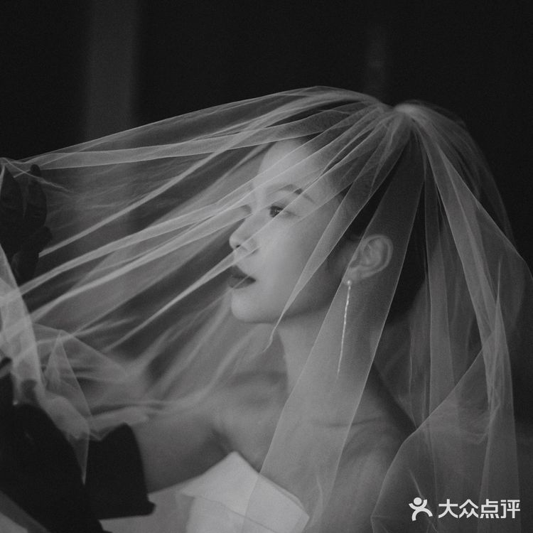 一款立体造型的白色大主纱