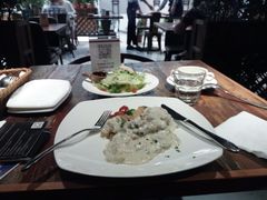 香煎鸡排配蘑菇酱-斯比特花园西餐厅(东方商厦店)