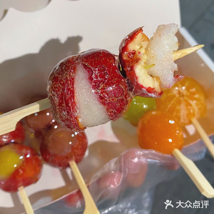 玉林夜市mini冰糖葫芦🍡来啦！一口一个超过瘾！