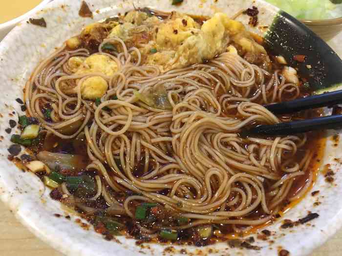 铜锅面-"这个时候店子没人,但是外面修地铁施工,吵."-大众点评移动版