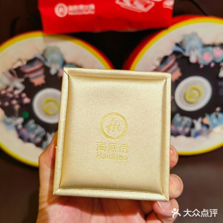 今天的海底捞真的超级划算，还送了两盒月饼[胜利]