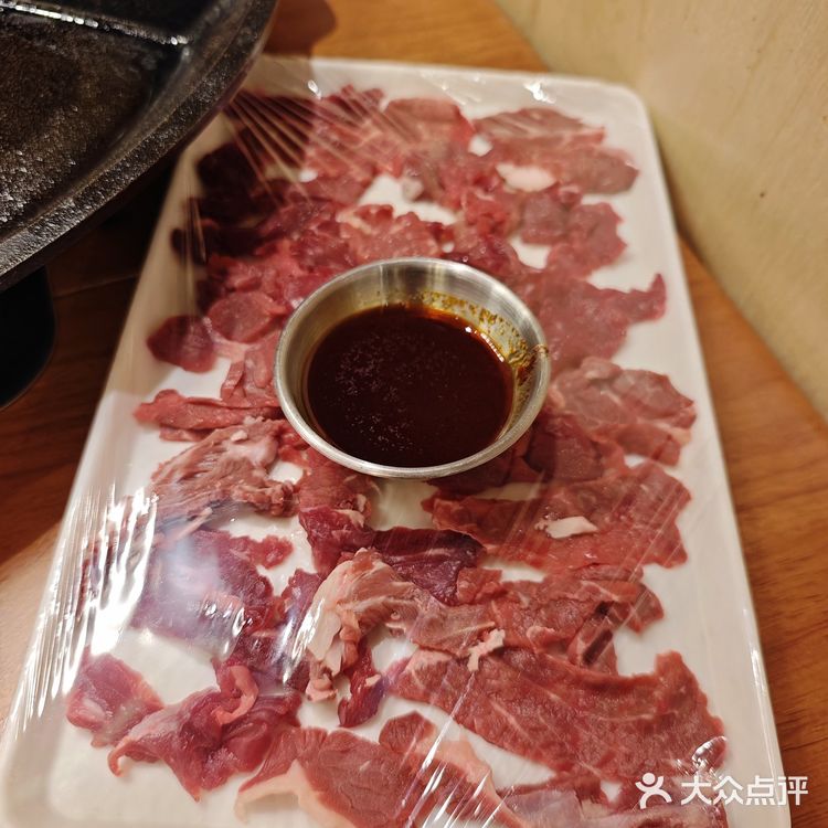 品尝烤肉美味