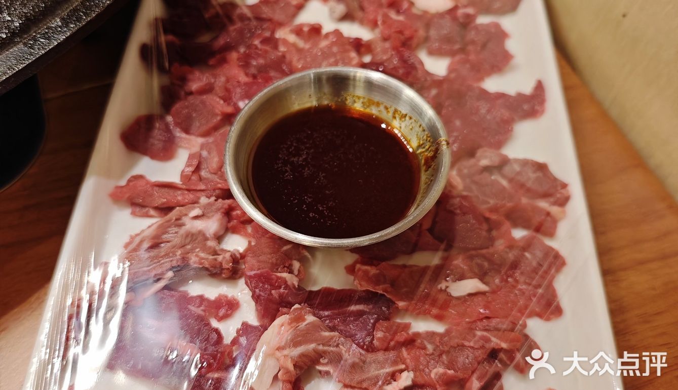 品尝烤肉美味