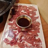 品尝烤肉美味