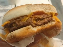 双层安格斯MAX厚牛培根堡-麦当劳(总统大酒店店)