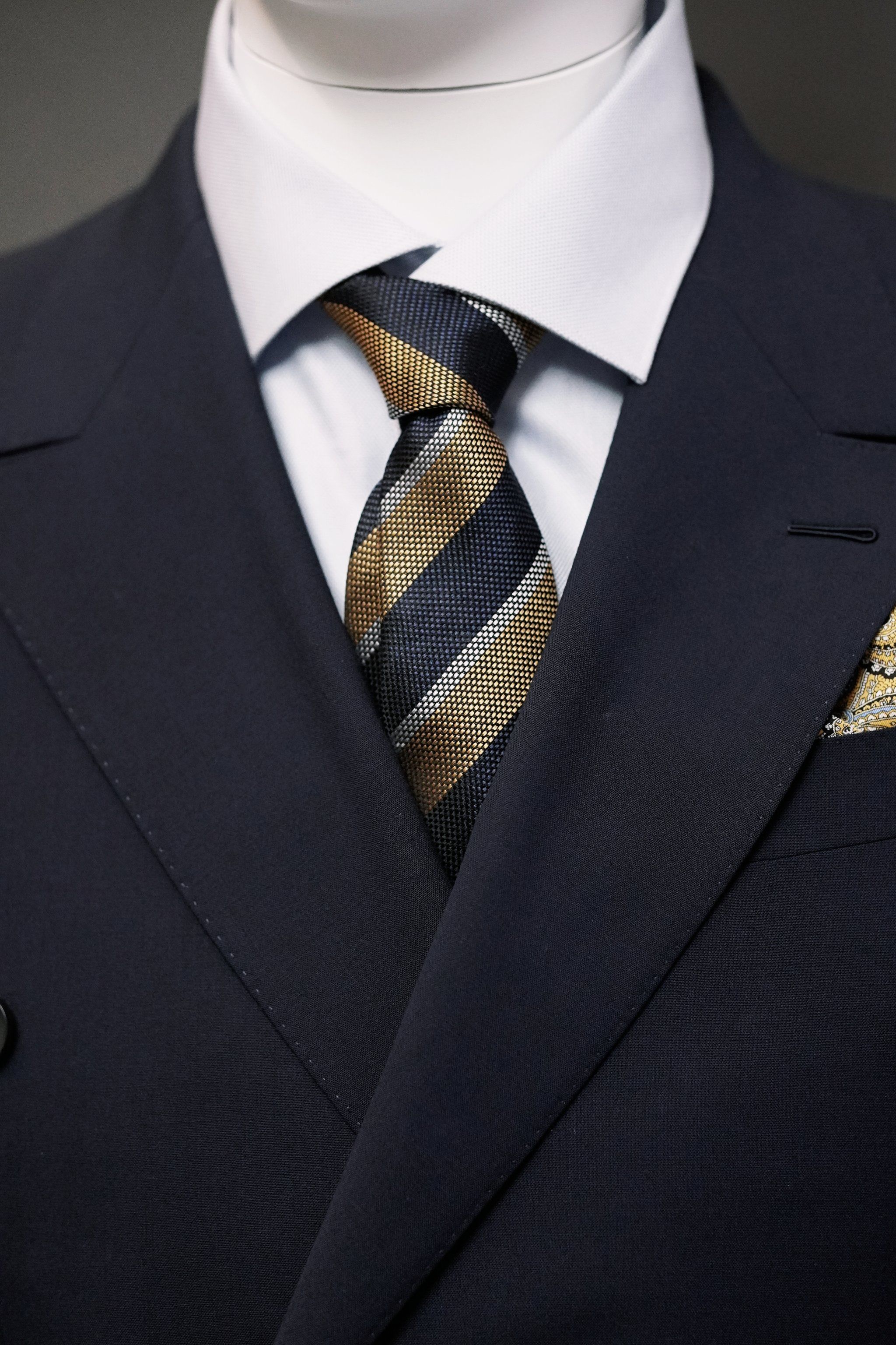 同时,藏青色的领带也十分百搭,可以与各种颜色的西装搭配,展现出不同