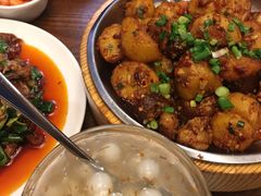 小土豆焖猪尾-锦庐道地川菜(来福士店)