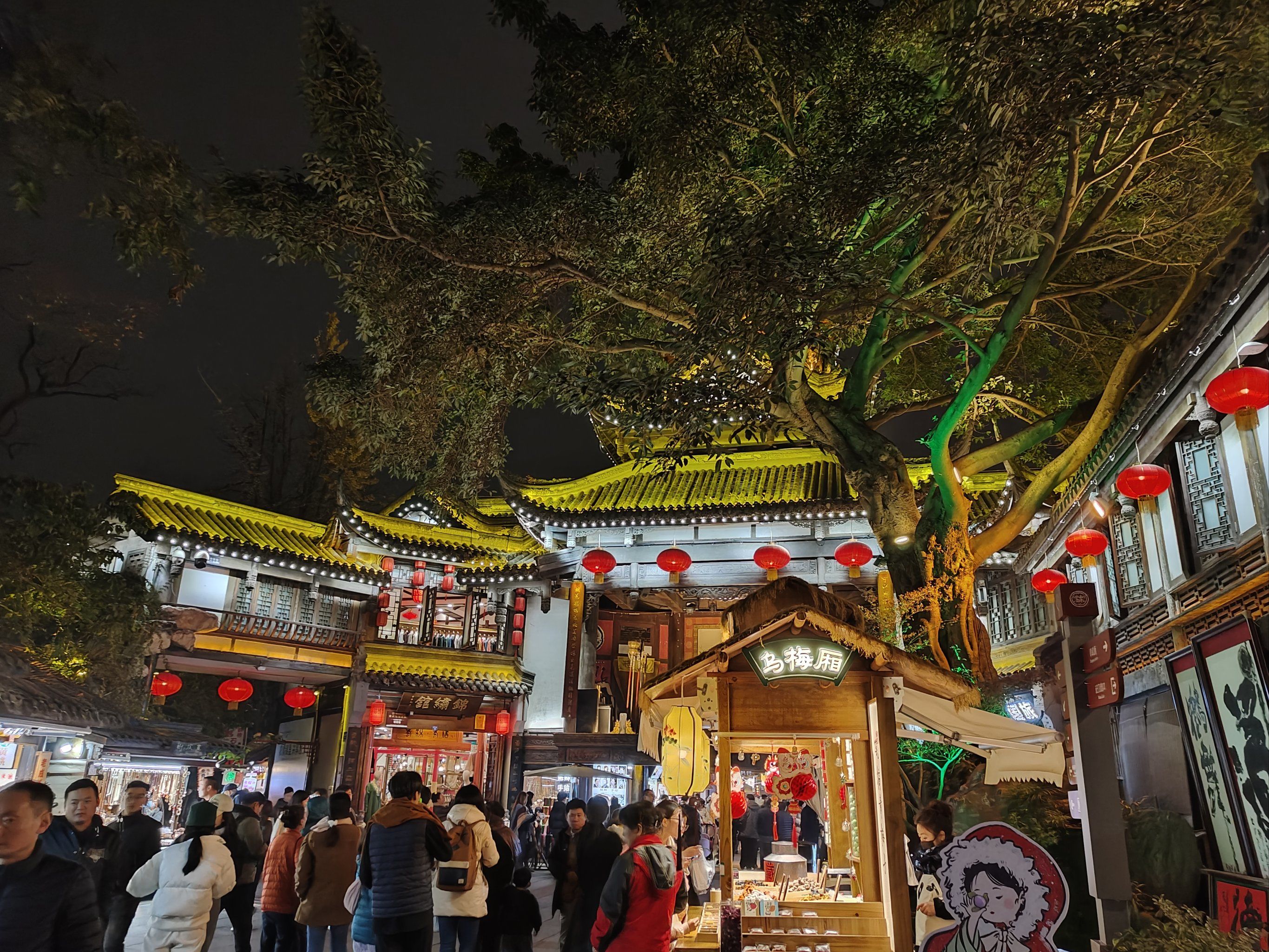 成都锦里古街的夜景很美,但不要买,好贵