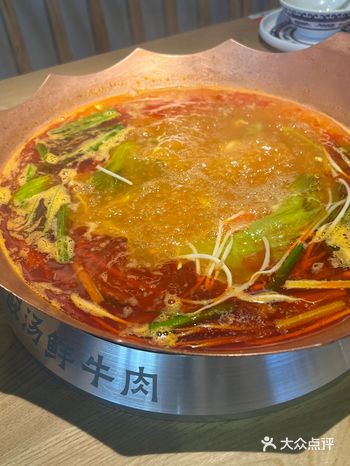 酸汤火锅堪称一绝，酸辣鲜香，层次分明