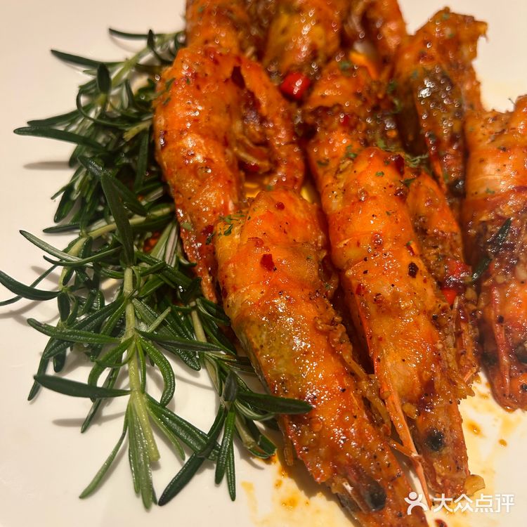 切一块西冷蘸油爆虾的蒜油,再卷上一叉子意面