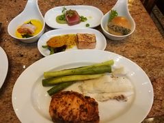 煎三文鱼-松山湖凯悦酒店·Café自助餐厅·周末火舞秀表演