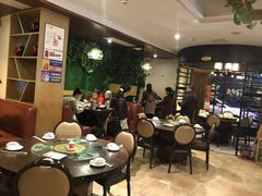 大堂-醉美东江·三文鱼·烧鸡公