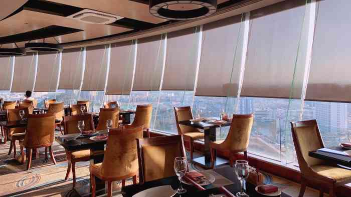 宝利来国际大酒店凤凰阁旋转餐厅