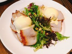 班尼迪蛋可颂配烟熏三文鱼-ROAST