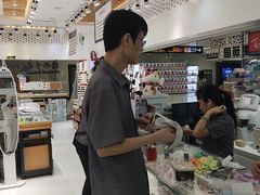 -美式眼镜·授权蔡司.依视路.尼康.豪雅.明月(人民广场店)