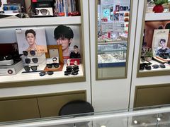 -美式眼镜·授权蔡司.依视路.尼康.豪雅.明月(人民广场店)