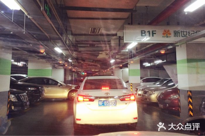 百联又一城停车场图片