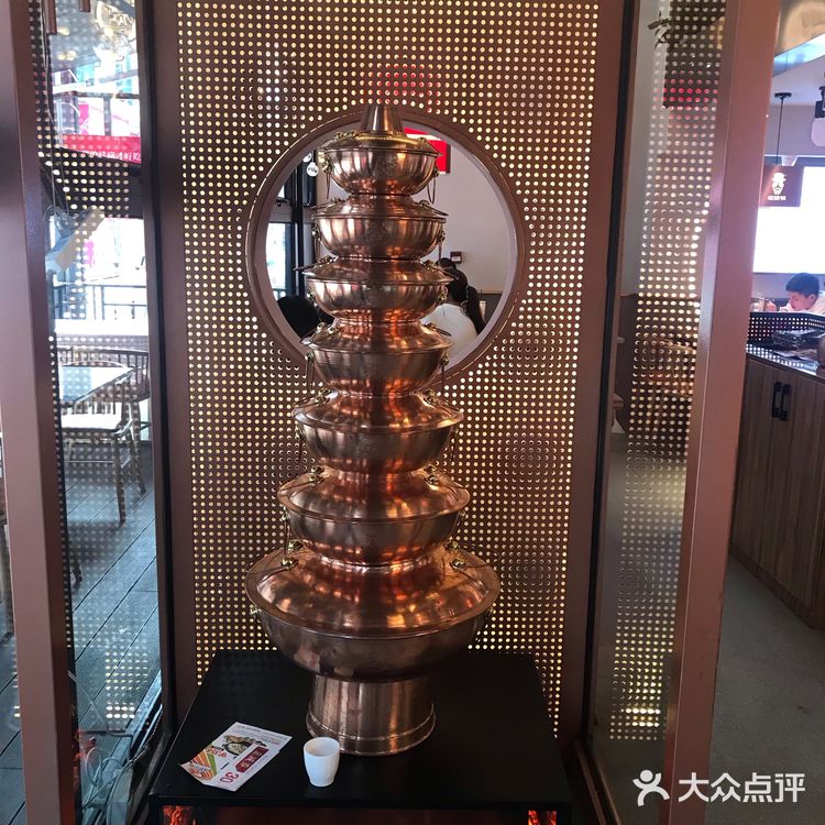 老佛爷铜炉炭火蛙锅在仓山万达金街，位置很显眼