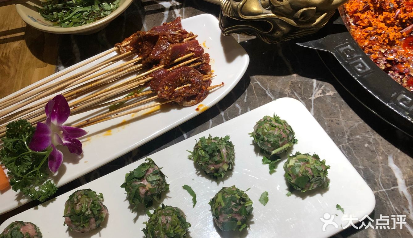 简直不摆了。鸭肠也很有嚼头q弹，也算是物有所值！