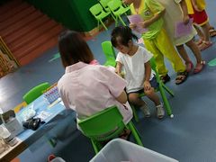 保健院的叔叔阿姨给孩子们检查身体！-春苗幼儿园(青年路)