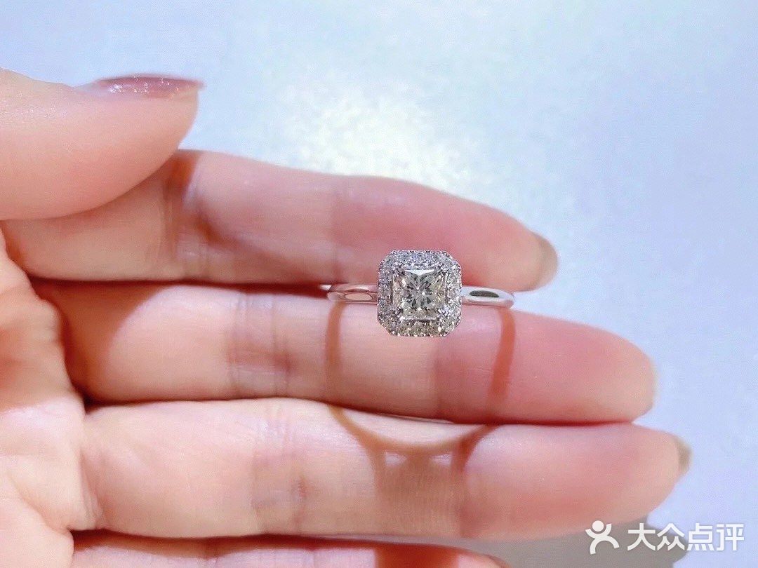 垫型围镶💍 简单经典 温柔高级💰1ct可💱圆钻70分