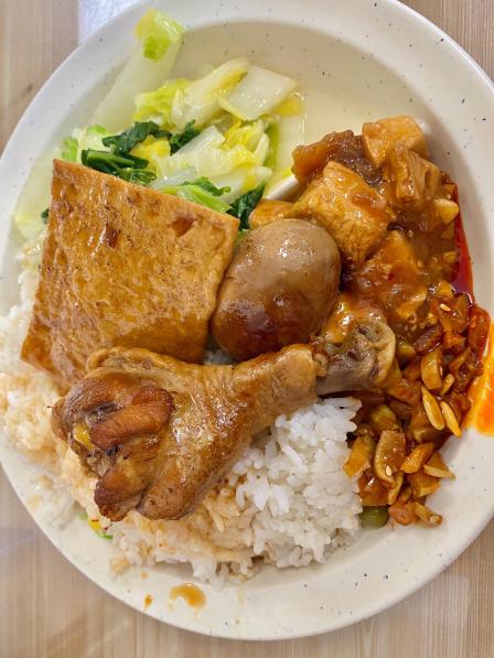 沙县小吃(学士府店)-"「鸡腿饭」里面有一个卤鸡腿,豆干,蔬菜,.