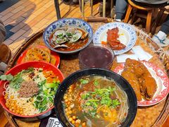 -爆炸头阿姨小四川正宗川味小吃(无任何分店)
