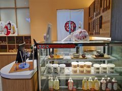 面包甜点陈列柜-炖物24章·顺时轻养茶(黄龙店)