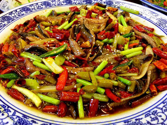 东麟江湖菜-"味道还不错,鳝段和青蛙好吃,但是坐的包房.