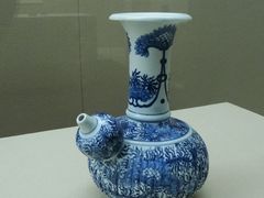 清康熙·青花缠枝番莲纹军持-嘉定博物馆