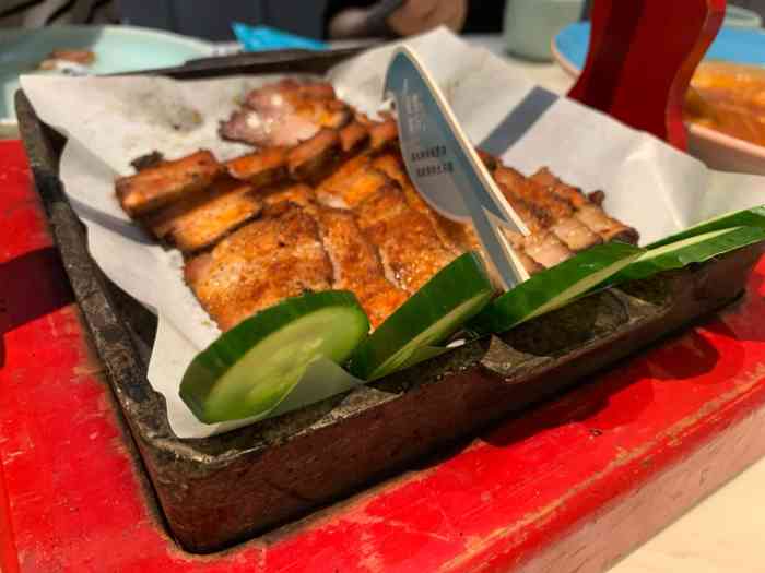 「招牌果木烤肉」果木烤肉烤的很香 有点微辣 不过还能接受 「招牌焖