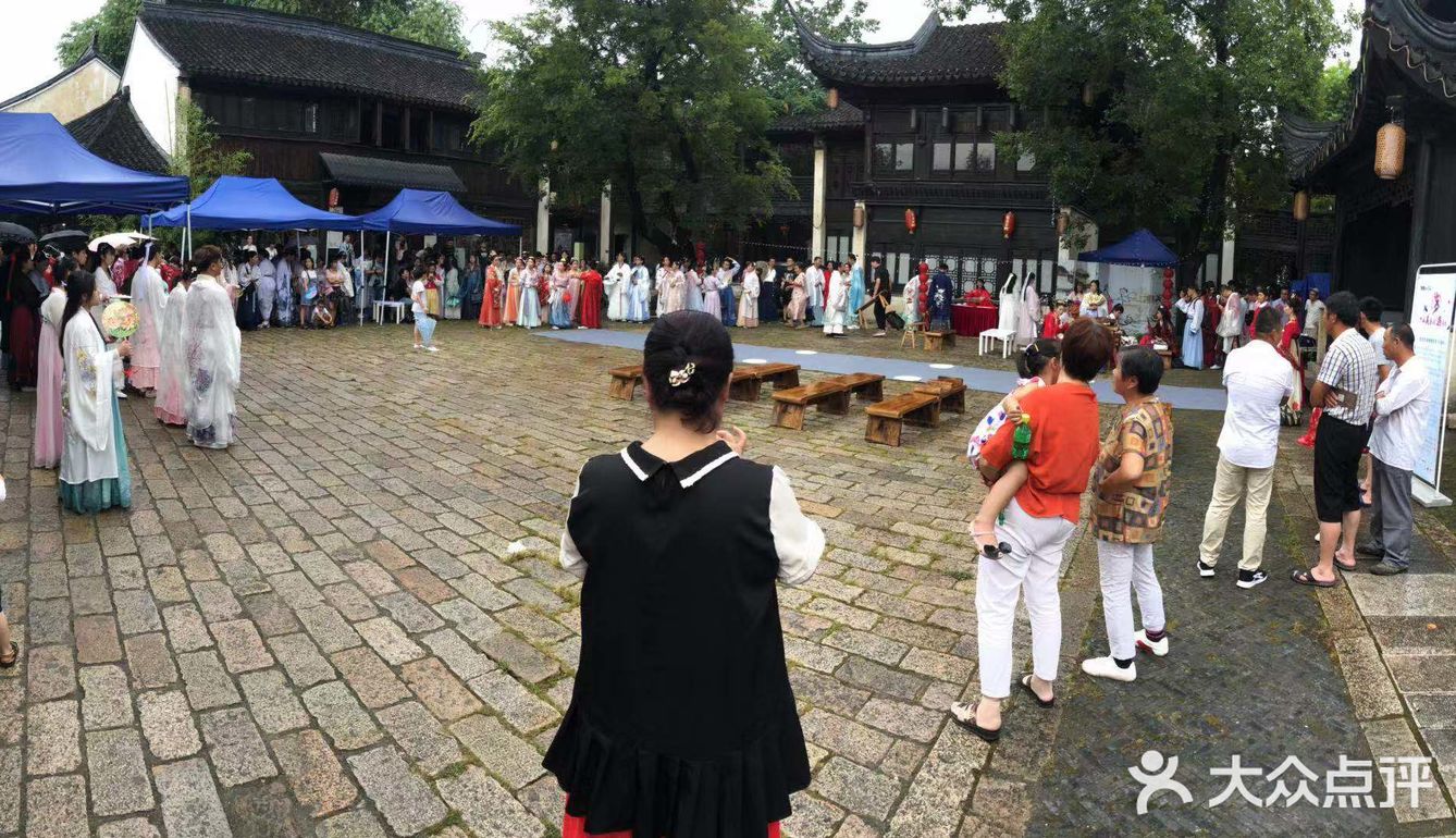 拜乞巧，很有仪式感。喜欢汉服文化