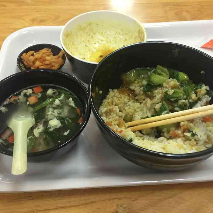 打分 菜是冷的半个卤蛋是酸的 希望不要拉肚子 这么不负责的快餐劝