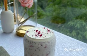 Queen Rose Milk Collision