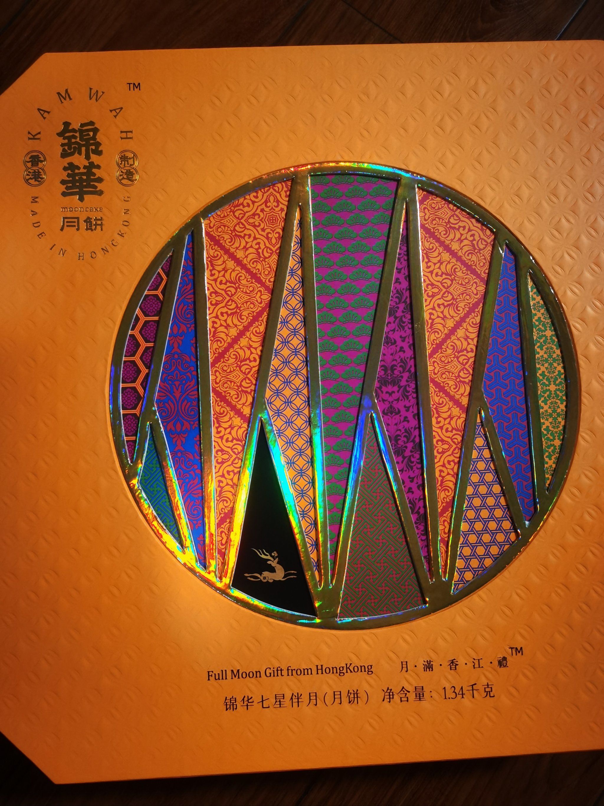 n打开尝了一下味道不算太甜其中陈皮红豆月饼是第一次吃到