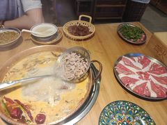 -洱火云南酸菜牛肉火锅(石景山当代商城店)