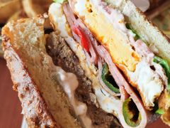 双蛋指椒牛肉汉堡-魏斯理汉堡(西安沣东吾悦店)