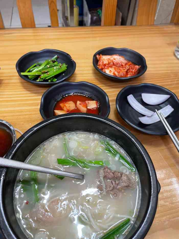 打分 40元的牛肉汤配米饭,汤肉的肉切得很薄很软蘸汁很好吃