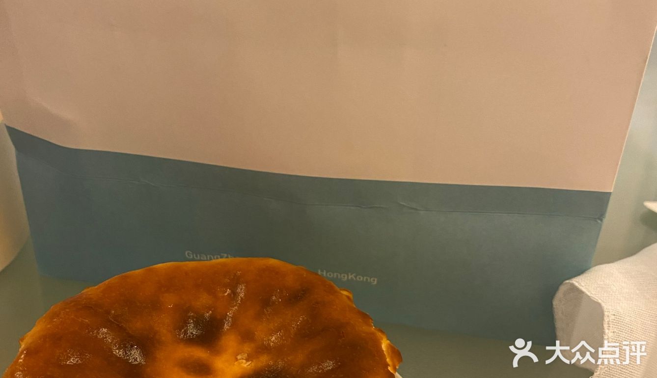 里面有一块白色的纱巾包着
