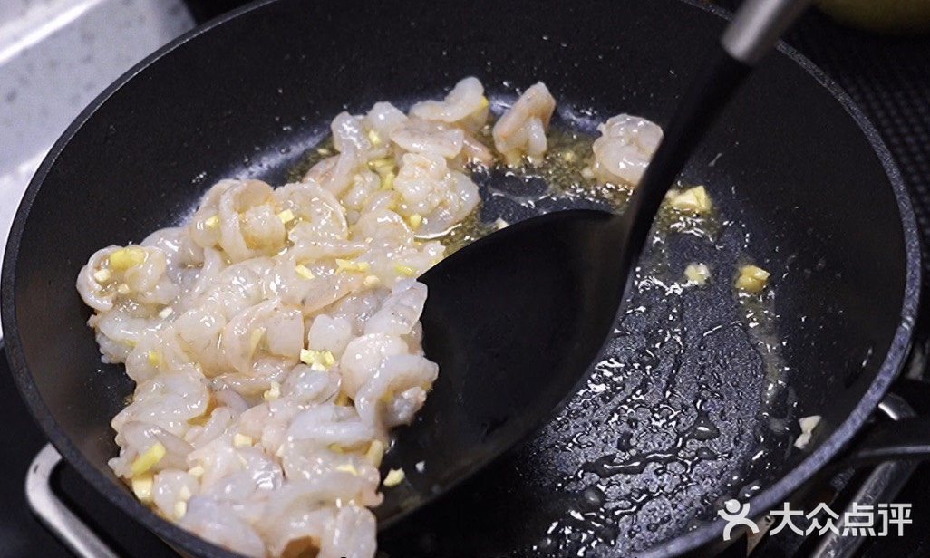 哈密瓜炒虾仁，这是什么神仙美味额！太好吃了呀！