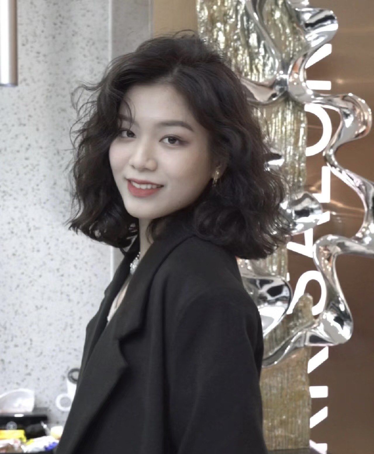 港式烫是复古港风的经典发型.它以大卷波浪