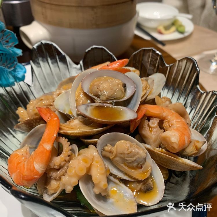 牛肉火锅、鱼糕、香肠等等，哦