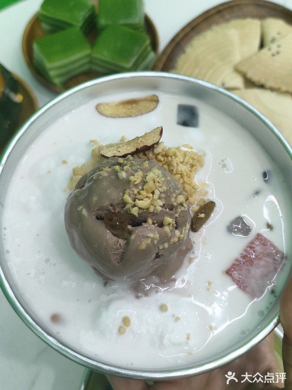 万宁这家巧克力球冰淇淋清补凉，冰爽又浓郁😋