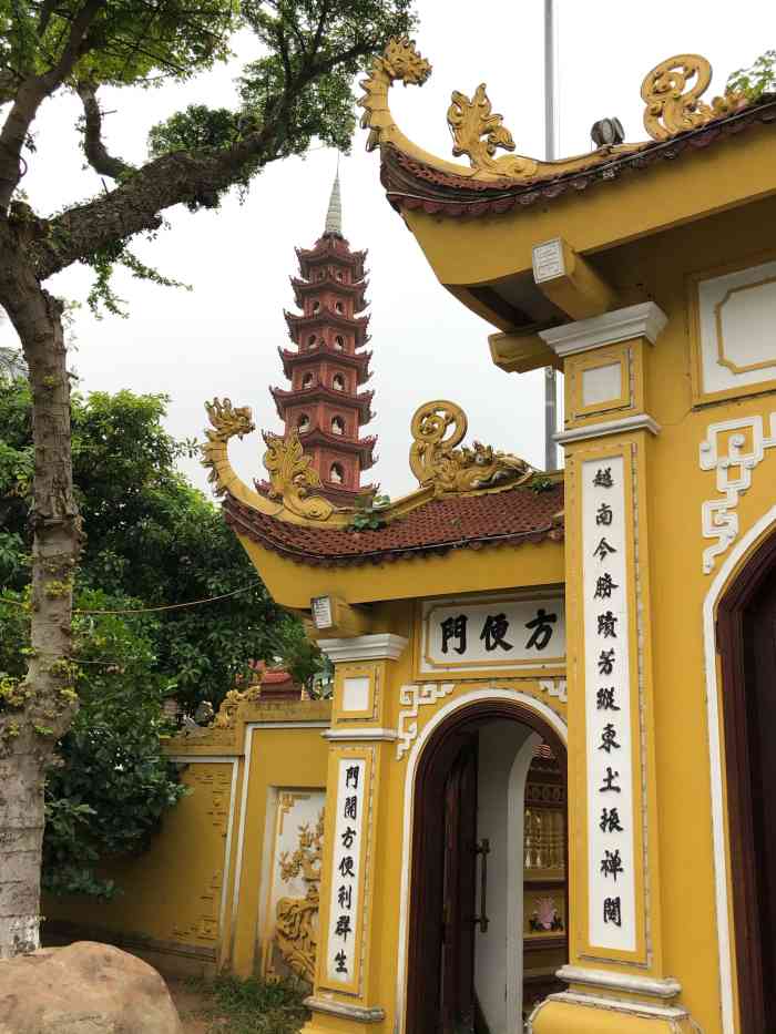 镇国寺-"镇国寺位于越南社会主义共和国的首都河内市.