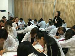 -贺加贝化妆美甲培训学校