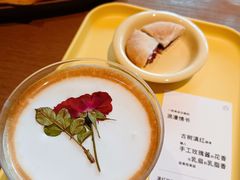 滇红玫瑰乳扇拿铁-FOOOO CITY CLUB 孚乐里音乐西餐酒吧(悠方店)